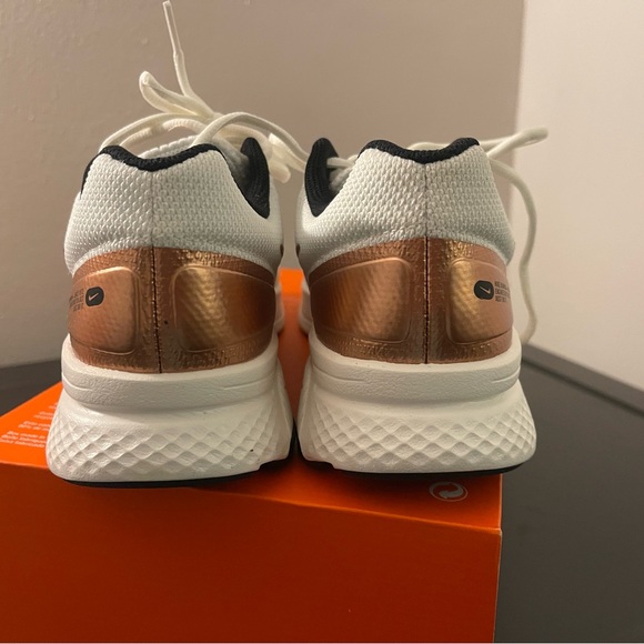 NEW Nike Women's White and Gold Running Shoes Brand New - Picture 4 of 6